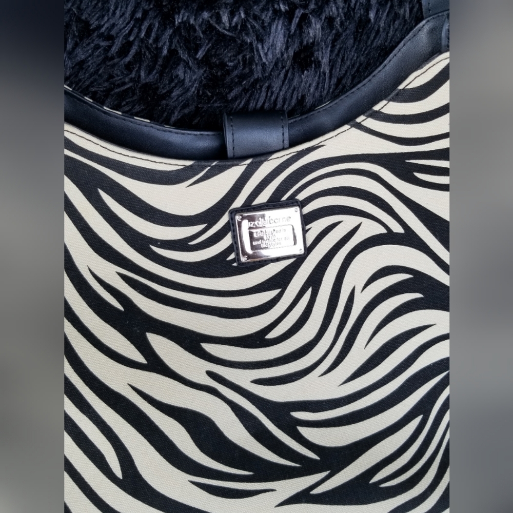 Liz Claiborne Weekend Bag - Picture 3 of 4